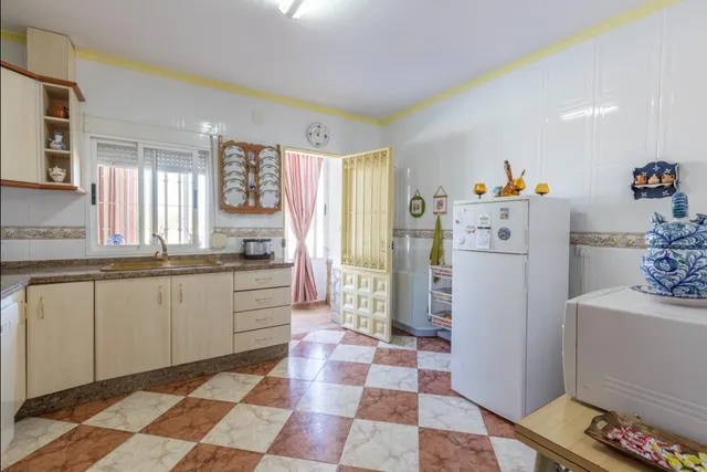 Casa en planta baja con cuatro naves y local — 12
