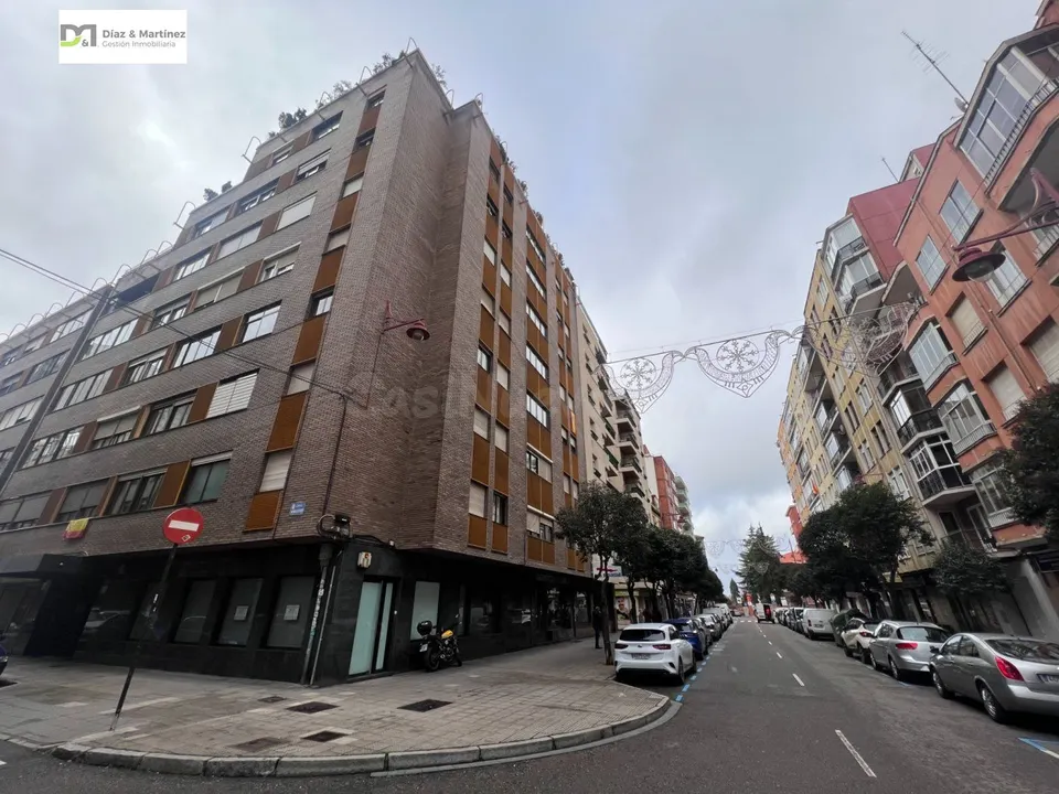 LOCAL COMERCIAL ACONDICIONADO EN ESQUINA  CON BAÑOS