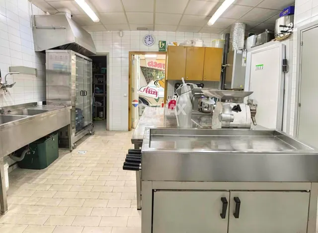 Oportunidad Única: Local comercial. Rostisseria equipada en Venta en Flaçà, Girona. A un paso de la Estación de Tren. — 12