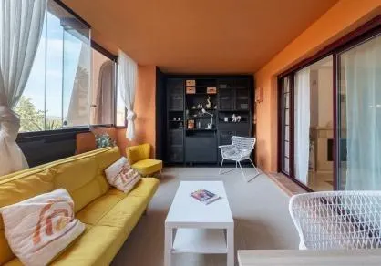 Apartamento en planta baja elevada con jardín privada, en La Mairena. — 16