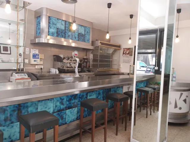 SE VENDE  BAJO CON NEGOCIO DE BAR SIN TRASPASO — 3