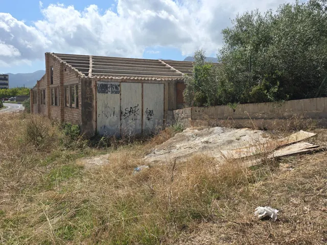 PARCELA DE 2.000 m2 CON EDIFICACIÓN DE 900 m2 — 3