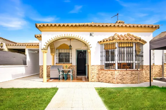 Chalet de 3 dormitorios y piscina en Los Gallos - foto 4