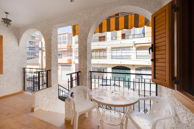 Bungalow de 3 dormitorios con piscina comunitaria en la play - foto 3
