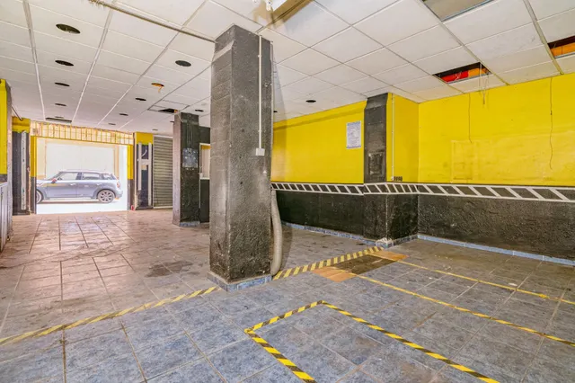 Local en Camino de Ronda 132D con posibilidad de cambio de uso a vivienda — 10