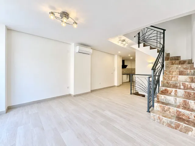 CASA DE DISEÑO A ESTRENAR CON GARAJE EN PILES CONSTRUIDA EN 2024. PISCINA CHILLOUT PRIVADA. — 6