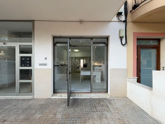 LOCAL COMERCIAL EN ALQUILER EN AVENIDA PINS, FRENTE AL JARDÍ