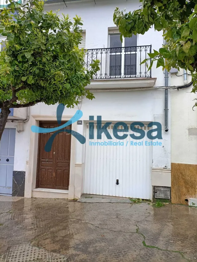 Casa adosada en Montilla !!. Céntrica y con garaje. - foto 2
