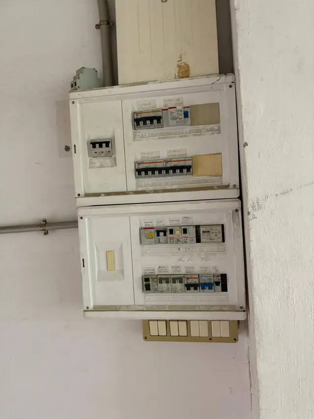 Se vende local en excelente ubicación, con un baño y patio, con techos altos. — 7