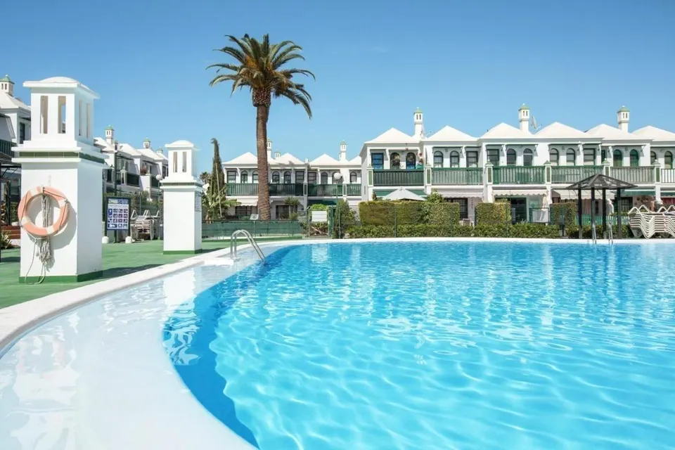 Acogedor Dúplex con Terraza Privada en Maspalomas – Piscina y Suministros Incluidos