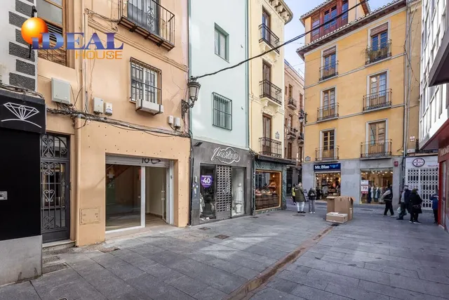 Edificio junto a Plaza Bib-rambla. — 10