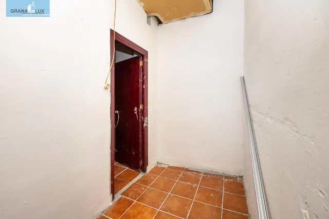 Local comercial junto a calle Alhamar. Ideal para oficina, despacho o almacén. Muy económico — 6