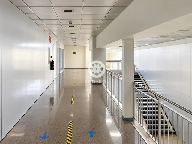 Exclusiva nave industrial tipo c con edificio corporativo junto a zona franca y fira de Barcelona. — 31