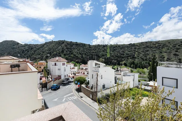 Adosada en el nuevo acceso a la Alhambra — 32