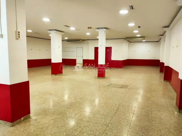 SE ALQUILA LOCAL COMERCIAL AL LADO DE LA PLAZA DE ABASTOS Y  - foto 4