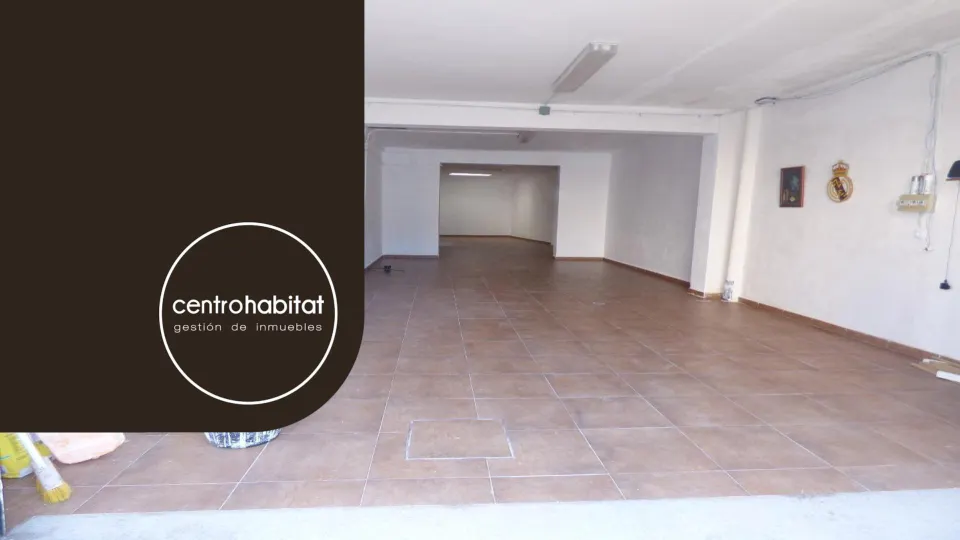 Local situado en Marina Española, de 96 m2, reformado, con pavimento de gres, dos estancias y dos aseos.