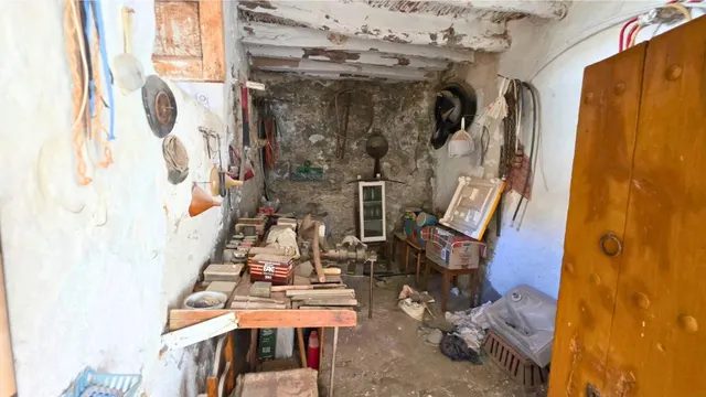 ¿Buscas espacio sin límites? 400 m2 de puro potencial en el corazón de Uleila. — 35