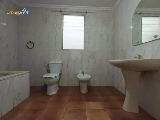 Amplia Casa en María Auxiliadora, Badajoz - Oportunidad Única por €429,000 — 19