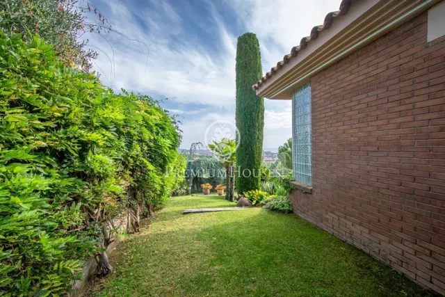 Preciosa casa de lujo en venta con vistas al mar y piscina en Calella — 36