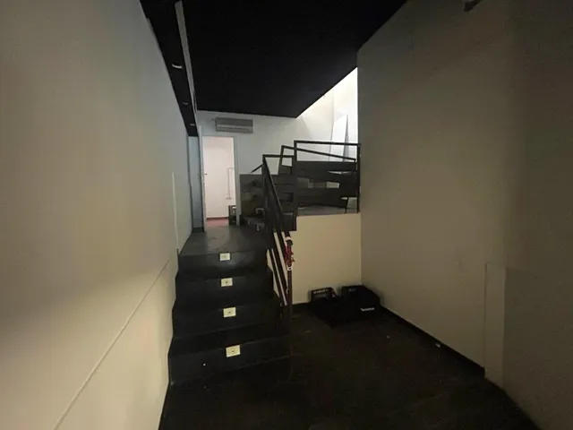 LOCAL COMERCIAL EN VENTA, AVDA. REINA VICTORIA EUGENIA — 17
