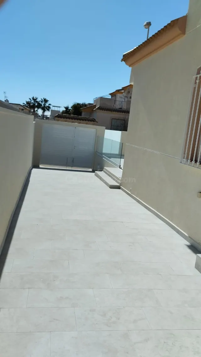 GRAN CHALET EN TORREVIEJA: 2 HAB, 1 BAÑO — 5