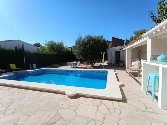 Exclusiva villa reformada y moderna con vistas al mar y mont