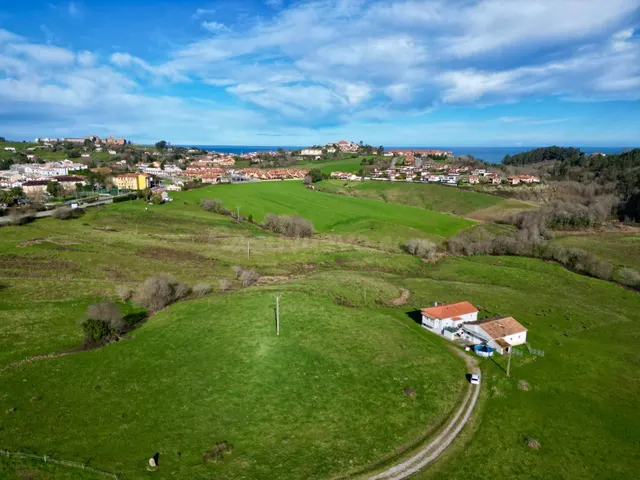 CASA, CUADRA Y TERRENO EN COMILLAS.