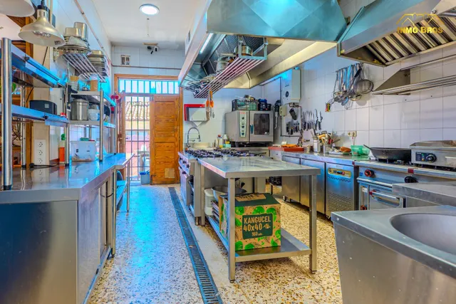 “Restaurante con licencia en 1.993 m2 de parcela y potencial para 3 viviendas en Hita” — 35