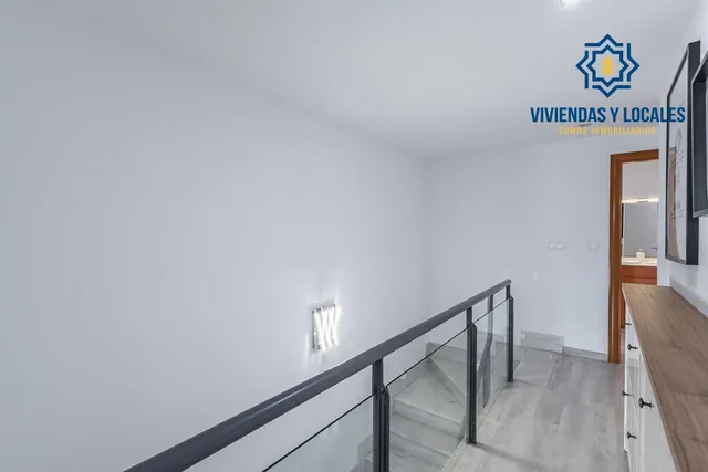 Amplia casa de 182 m2 con patio, gran sótano y a menos de 5 minutos del metro — 24