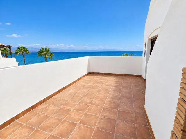 ÁTICO EN PRIMERA LÍNEA DE PLAYA CON GRAN TERRAZA Y VISTAS FR