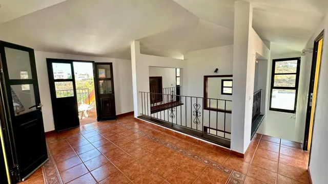 Chalet independiente con 5.318 m2 de parcela y vistas al mar en Candelaria — 9