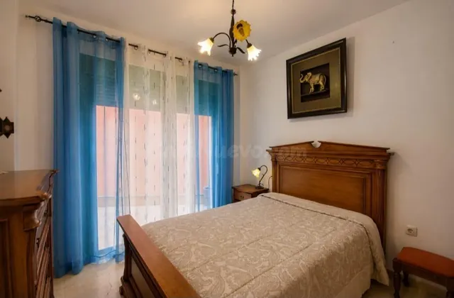 AMPLIO PISO DE 3 DORMITORIOS CON PISCINA COMUNITARIA Y GARAJ - foto 2