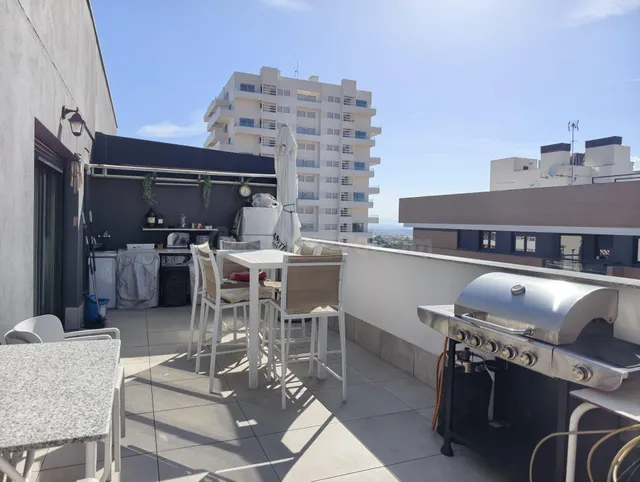 Ático de obra nueva en Granada con gran terraza, piscina y v
