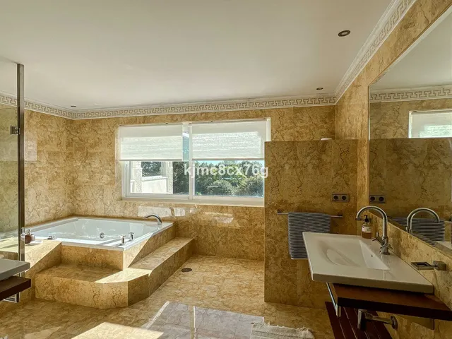 Chalet 7 habitaciones 915m² en venta - Centro — 39