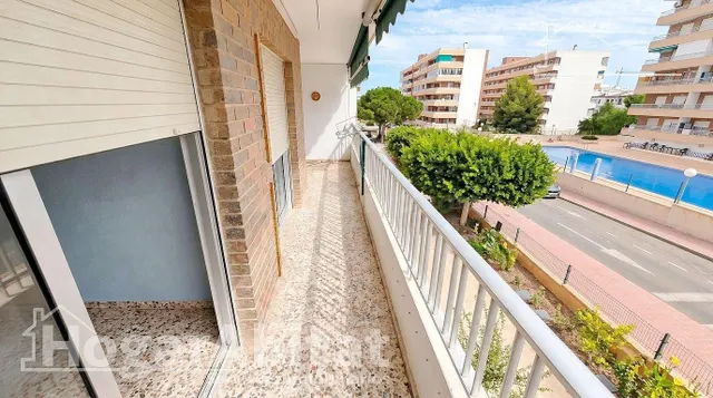 ¡Oportunidad cerca del mar! Acogedor para reformar en residencial con balcón, piscina y dos garajes — 4