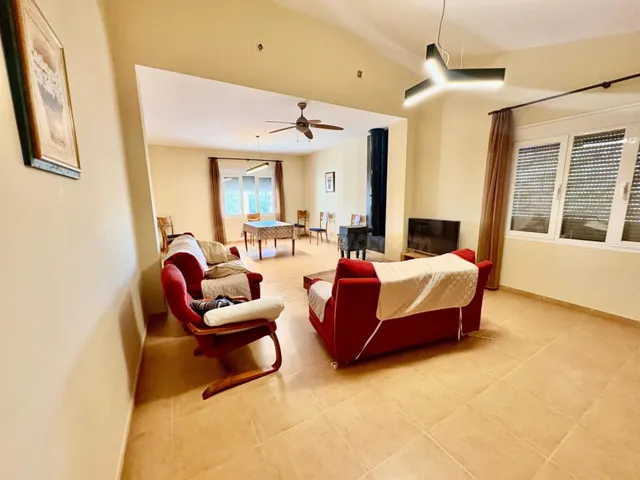 Vivienda en El Campillo con amplia parcela y almacén indepen - foto 4
