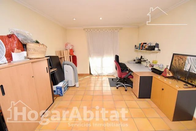 Amplia casa con terraza y balcón — 12