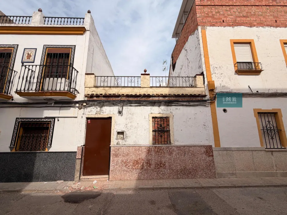 ¡OPORTUNIDAD ÚNICA EN EL CENTRO DE LOS PALACIOS! Terreno/Casa con doble acceso a dos calles