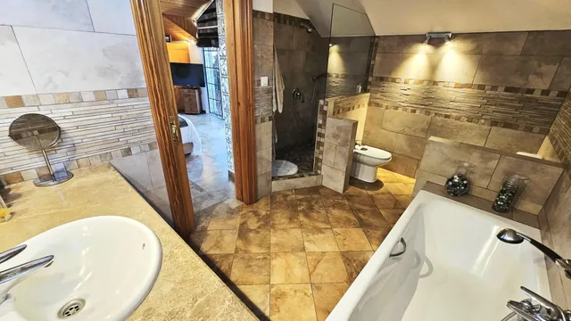 Encantador Chalet de 2 Plantas con Amplios Espacios y Terrazas — 45