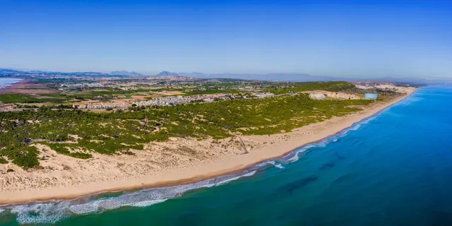 Villa independiente con piscina privada, solárium y vistas a la laguna en Moncayo — 47