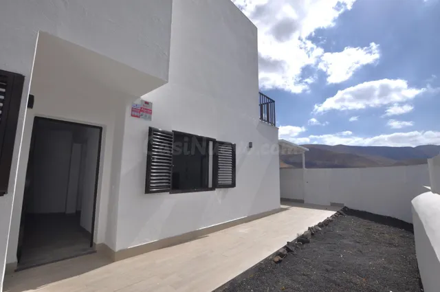 Casa semiadosada en esquina con vistas a los volcanes en Yaiza — 2