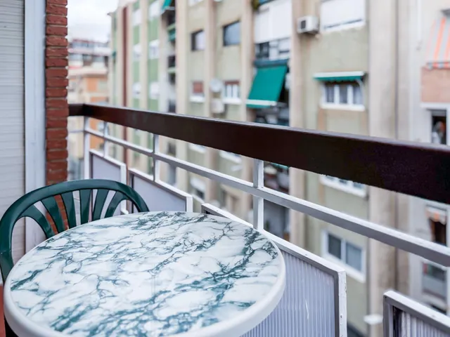 **Piso totalmente reformado de cuatro habitaciones y un baño** — 17