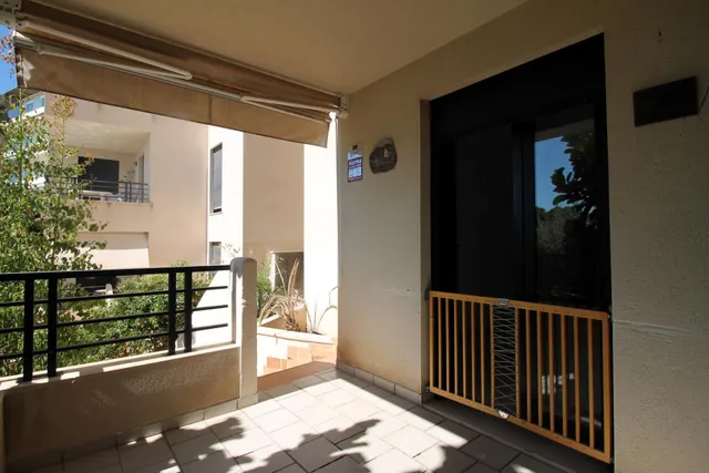 PLANTA BAJA CON JARDIN , GARAJES, TRASTERO Y PISICINA COMUNITARIA JUNTO A MARIVENT — 28