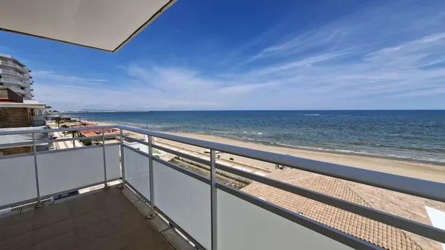 Apartamento ubicado en primera línea playa Daimús, destaca por su privilegiada orientación noroeste que regala vistas despejadas al mar — 2