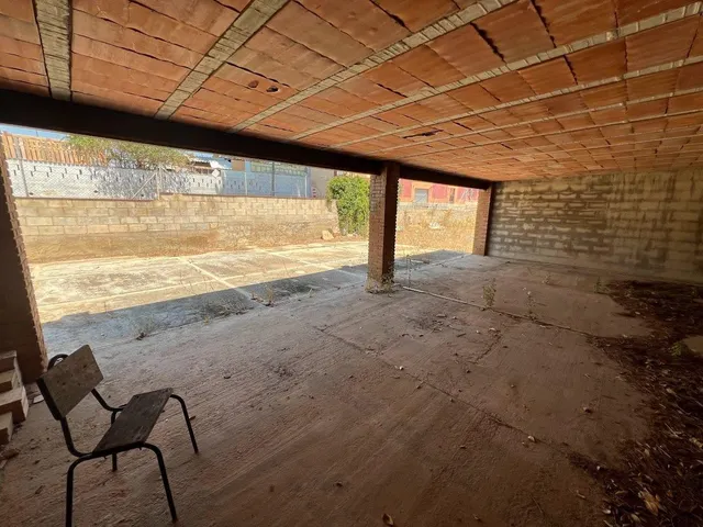 Terreno urbano en Torrent con edificación y frontenis. — 16