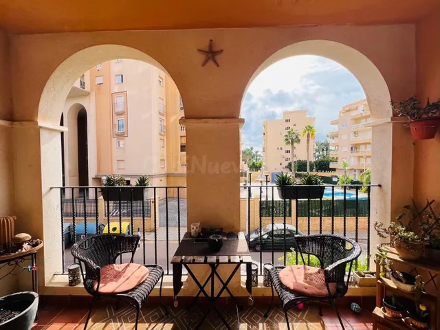 Apartamento de 2 dormitorios con terraza y piscina en Atalayas, Torrevieja — 2