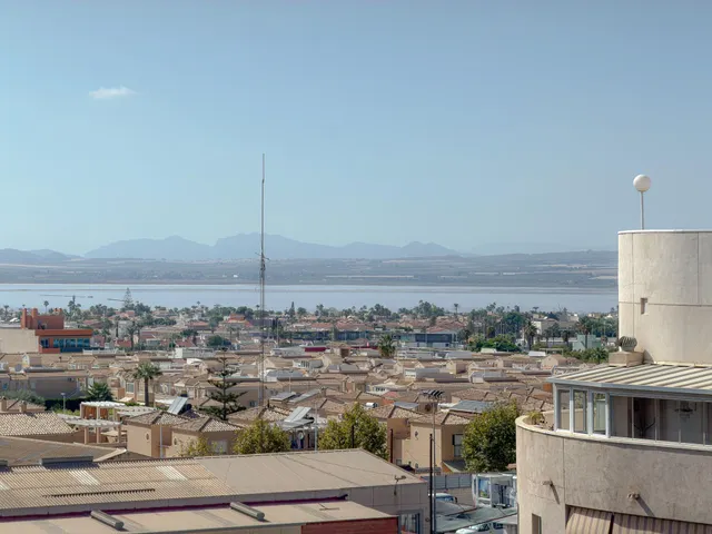 Centro! Interesante ático semireformado, con gran terraza e increíbles vistas panorámicas + 2 piscinas comunitarias — 8