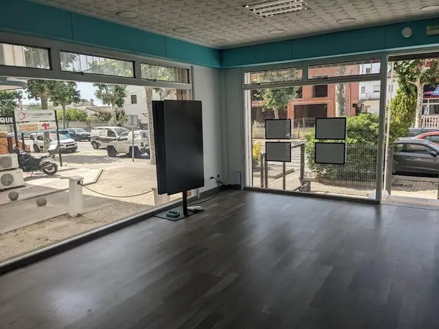 Local Comercial en Venta en Empuriabrava: Espacioso, Luminoso y Listo para Entrar — 9