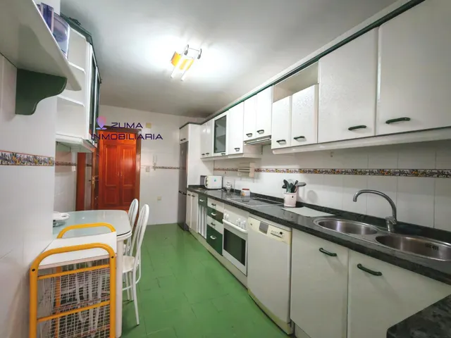 Amplio y Luminoso Piso en Carlos de Haya, Málaga. — 13