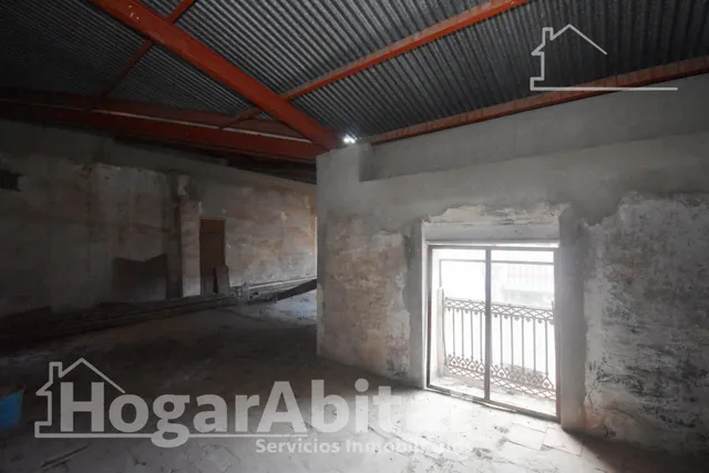 Extraordinaria finca con local comercial y múltiples posibilidades de reconversión a reformar en pleno centro — 29